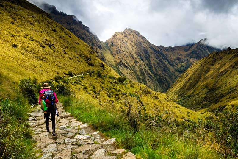 Turista caminhando pela Trilha Inca