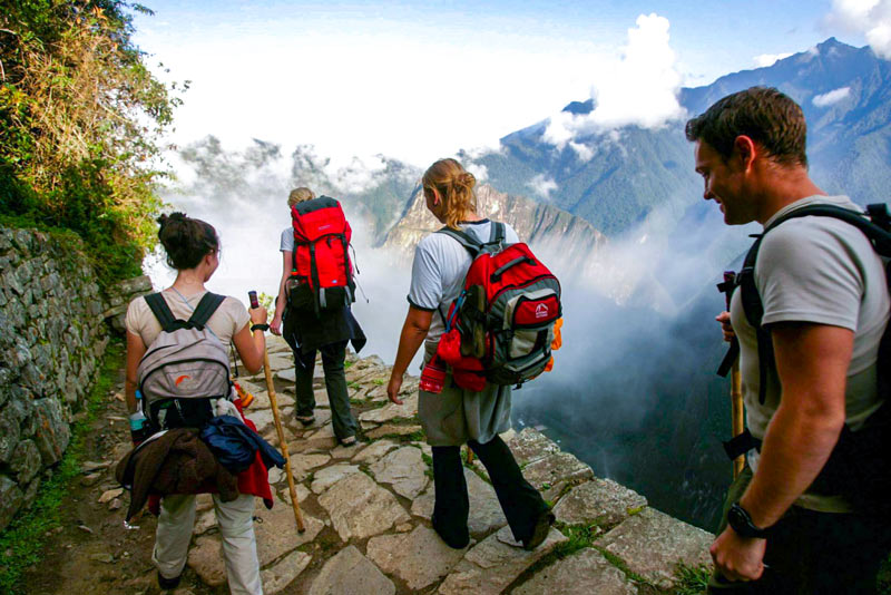 Viajantes que chegam a Machu Picchu pela Trilha Inca