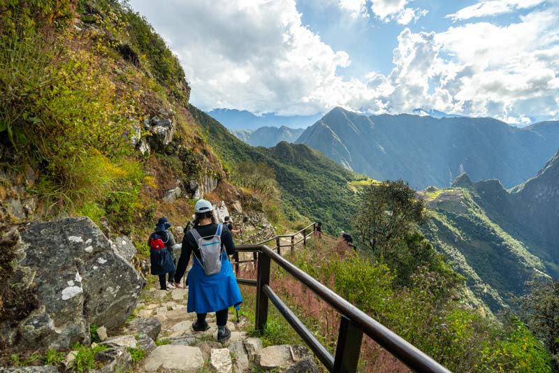 Turistas llegando a Machu Picchu